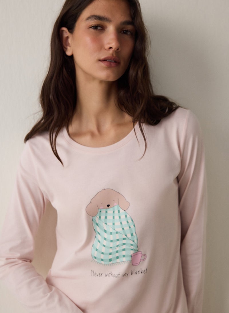 بنتي طقم بيجامة بأكمام طويلة وياقة دائرية مطبوع عليه شعار بطانية - Image 3